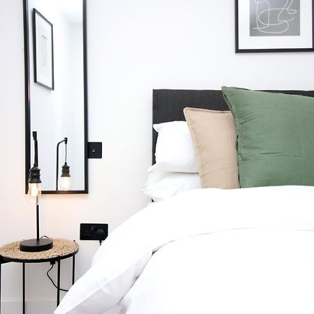 2 Bedroom With Free Parking Swindon Extérieur photo