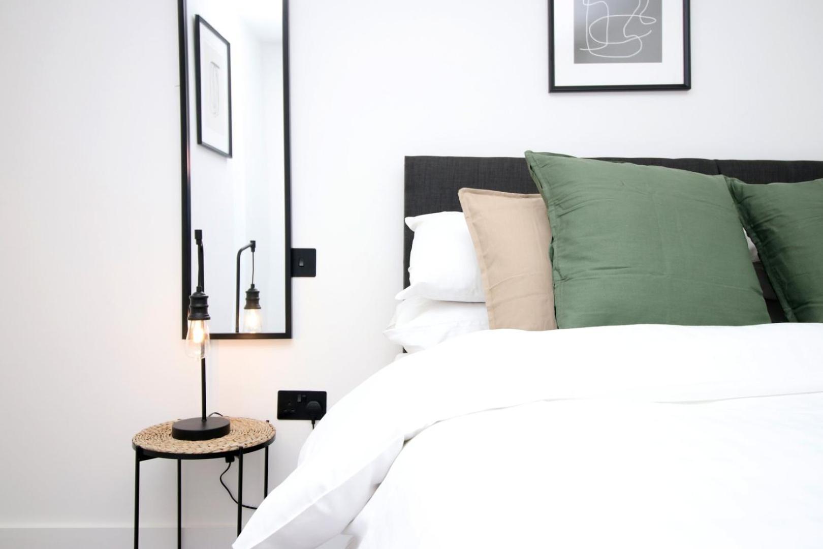 2 Bedroom With Free Parking Swindon Extérieur photo
