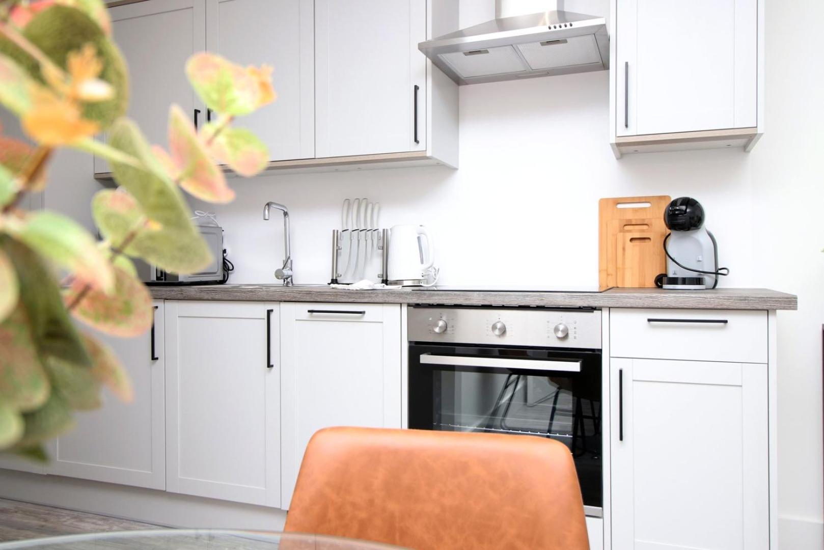 2 Bedroom With Free Parking Swindon Extérieur photo