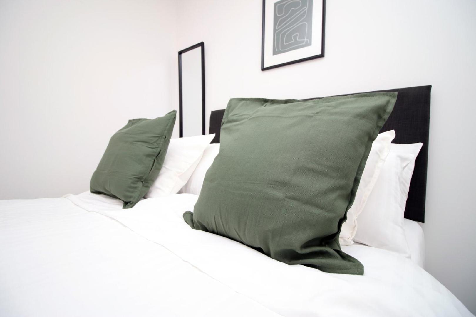 2 Bedroom With Free Parking Swindon Extérieur photo