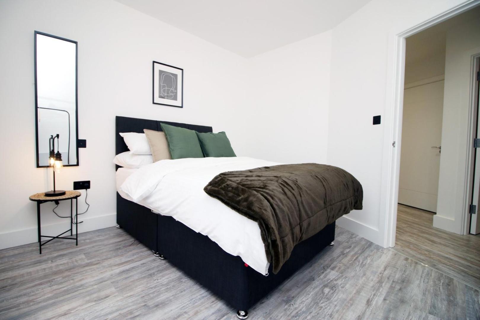 2 Bedroom With Free Parking Swindon Extérieur photo