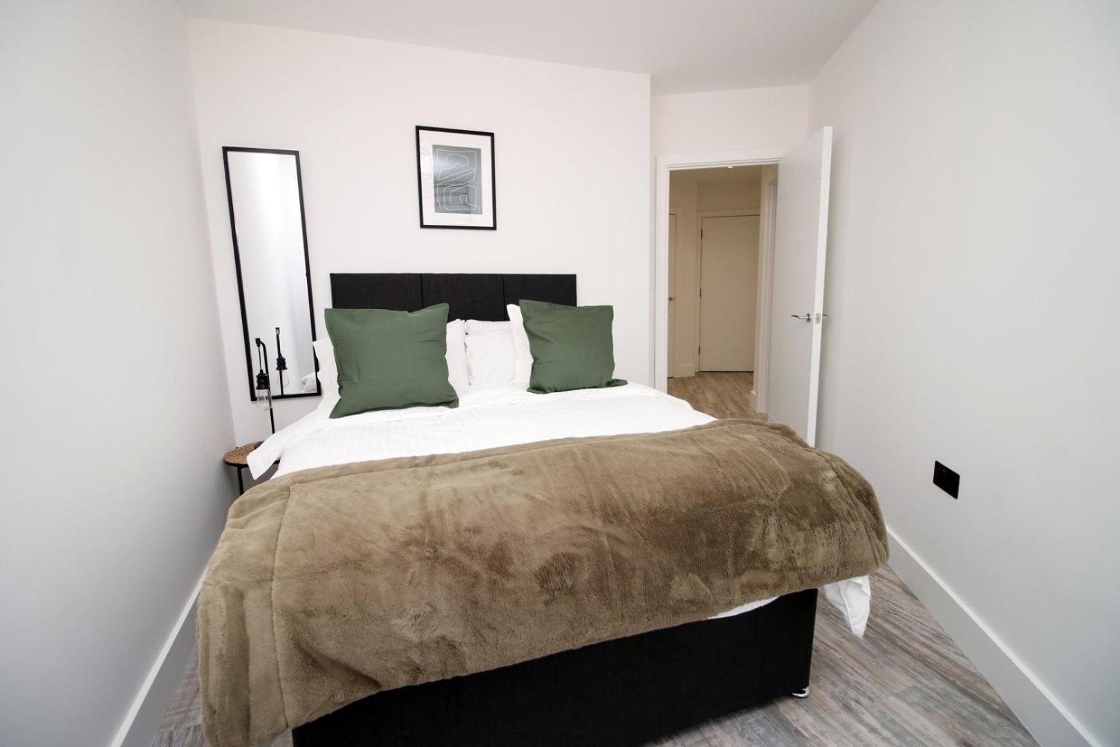 2 Bedroom With Free Parking Swindon Extérieur photo