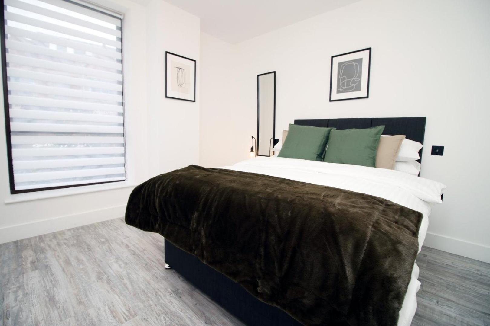 2 Bedroom With Free Parking Swindon Extérieur photo