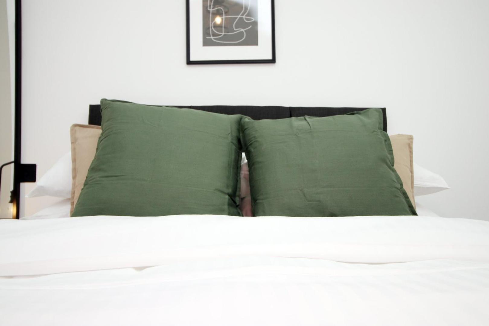 2 Bedroom With Free Parking Swindon Extérieur photo