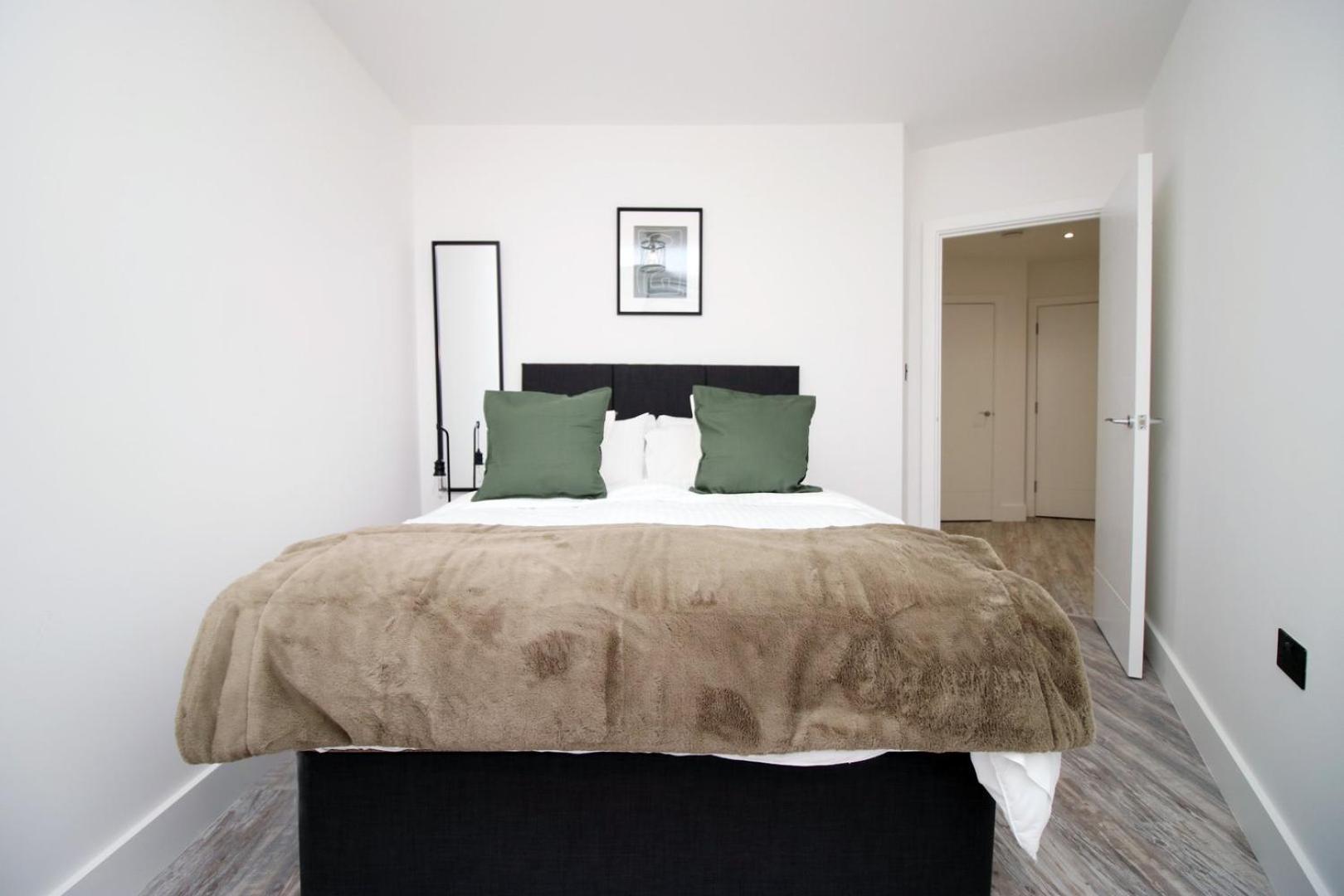 2 Bedroom With Free Parking Swindon Extérieur photo