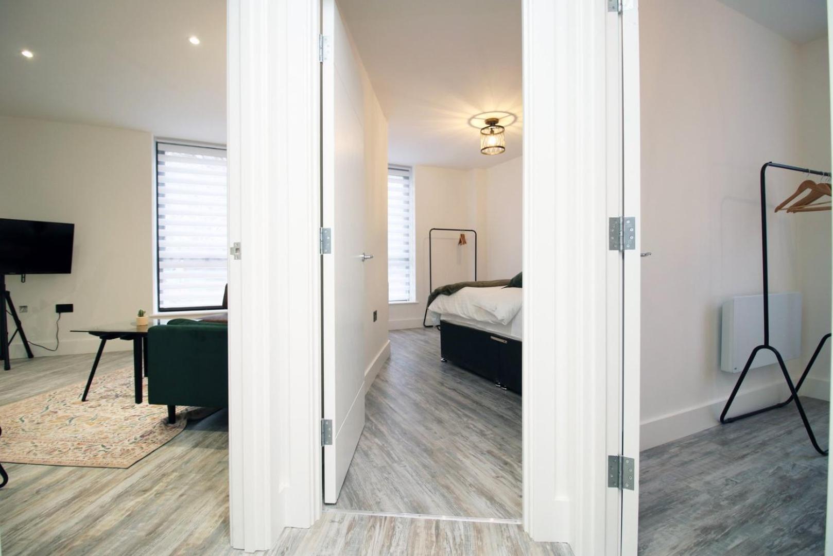 2 Bedroom With Free Parking Swindon Extérieur photo